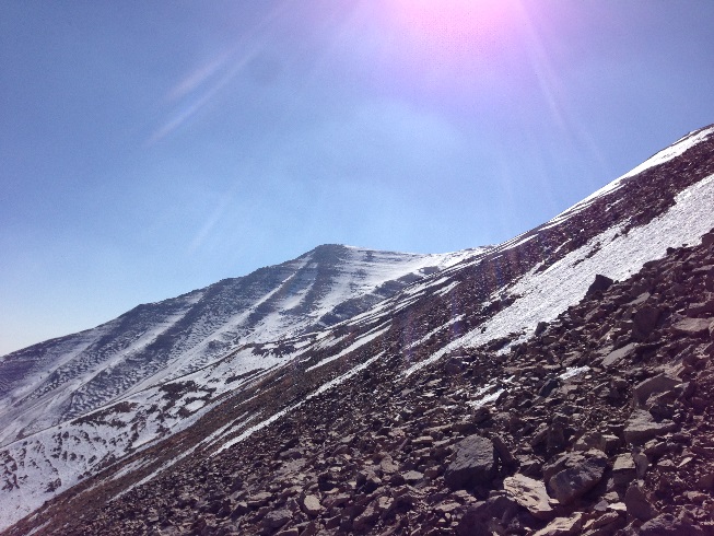 سنگلاخ قبل از قله دوپستان هنگام صعود به قله توچال از مسیر آهار - شکرآب - توچال 